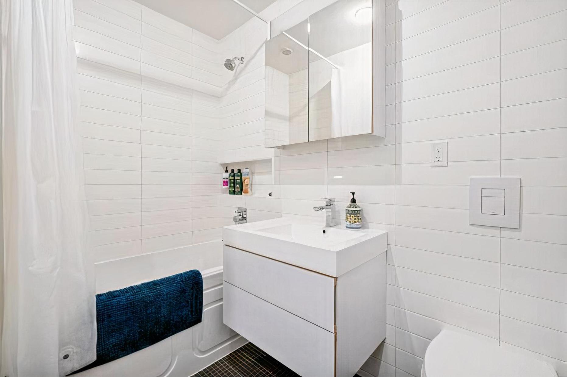 Modern, Bright & Central 1-Bed Downtown Apt Close To Rogers Arena Vancouver Exterior foto